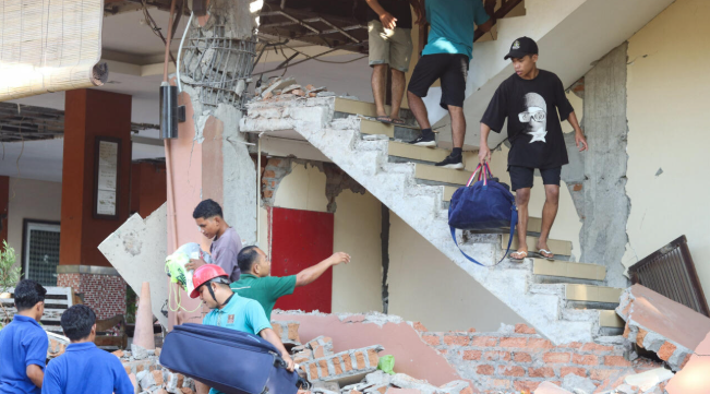 Powerful earthquake off Indonesia kills 20, triggers mass evacuations
