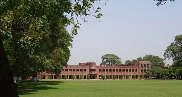 Punjab governor asks Aitchison College to develop merit-based admission criteria