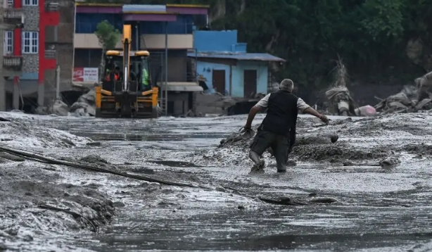 Rescue teams search for more than 1,000 missing after Nepal-Tibet floods