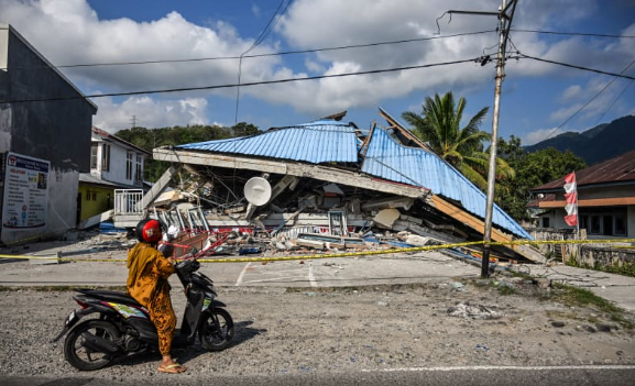 Search continues for Indonesia quake victims as nation marks Independence Day
