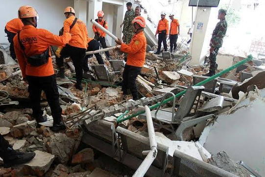 Thousands await aid after deadly Indonesia earthquake