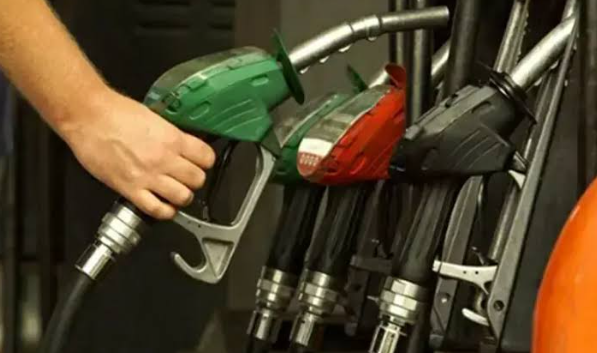 Government Announces Rs1.65 Per Litre Reduction in Petrol Price, HSD Cut by Rs0.88