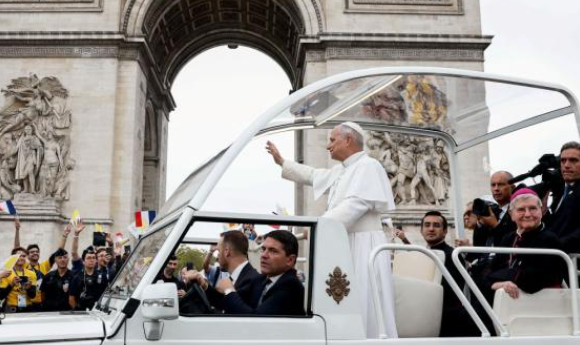 Pope Celebrates Major Mass in Paris During Landmark Visit