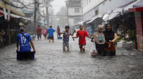 Thousands take shelter in Bangkok as Thailand floods cause $320m in damage
