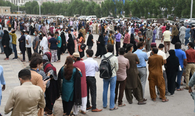 Vaccine confusion leaves Karachi’s international travellers facing unexpected costs