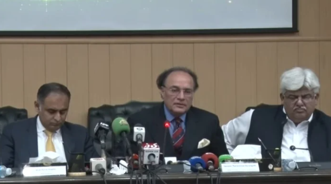 Aurangzeb Reviews Retailers’ Tax Scheme Amid Low Trader Participation