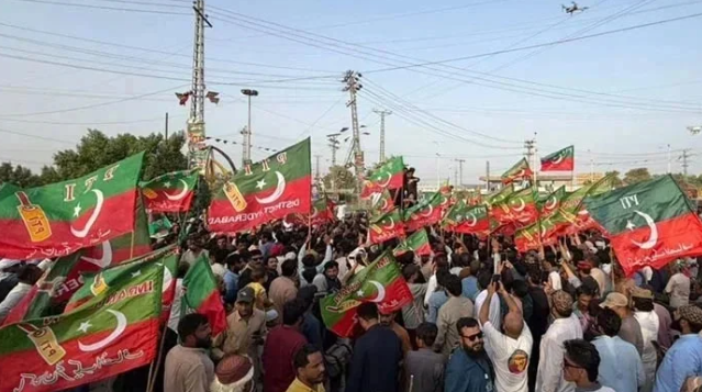 PTI convoy sets out from Dera Ismail Khan for long march
